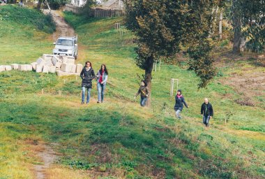 29 Eylül 2018 - Minsk, Beyaz Rusya: Quest Beyaz Rusya, bir grup insan Park'ta yürüyordunuz yerler hakkında