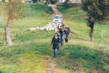 29 Eylül 2018 - Minsk, Beyaz Rusya: Quest Beyaz Rusya, bir grup insan Park'ta yürüyordunuz yerler hakkında