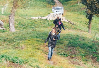 29 Eylül 2018 - Minsk, Beyaz Rusya: Quest Beyaz Rusya, bir grup insan Park'ta yürüyordunuz yerler hakkında