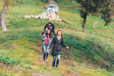 29 Eylül 2018 - Minsk, Beyaz Rusya: Quest Beyaz Rusya, bir grup insan Park'ta yürüyordunuz yerler hakkında