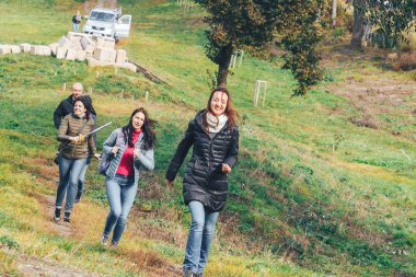 Eylül, 29, 2018 - Minsk, Beyaz Rusya: Quest yerler Beyaz Rusya, yeşil tepe üzerinde birlikte çalışan insanların grup hakkında