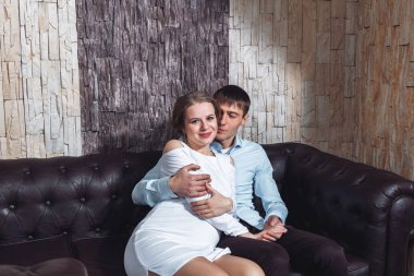 güzel gelin ve damat deri kanepede oturan aile portresi