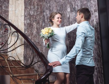 güzel gelin ve damat merdivenlerde aile portresi