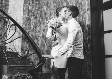 güzel gelin ve damat öpüşme merdivenlerde siyah-beyaz aile portresi