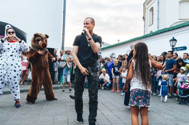 Eylül, 1, 2018 - Minsk, Beyaz Rusya: adam mikrofon şarkı bir grup insan önünde sokakta