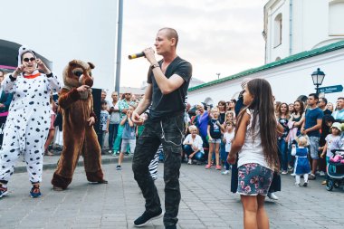 Eylül, 1, 2018 - Minsk, Beyaz Rusya: adam mikrofon şarkı bir grup insan önünde sokakta