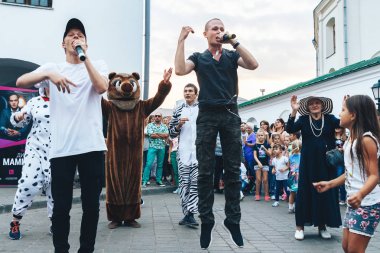 Eylül, 1, 2018 - Minsk, Beyaz Rusya: İki adamla sokakta bir grup insan önünde şarkı mikrofonlar