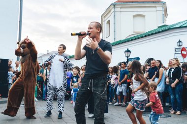 Eylül, 1, 2018 - Minsk, Beyaz Rusya: adam mikrofon şarkı bir grup insan önünde sokakta