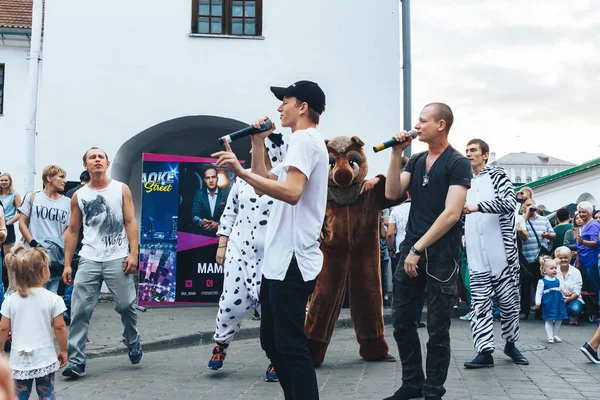 Septiembre 2018 Minsk Bielorrusia Dos Hombres Con Micrófonos Cantando Calle — Foto de Stock