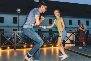 Ağustos, 4, 2018 - Minsk, Beyaz Rusya: Erkek ve kadın olay sırasında dans