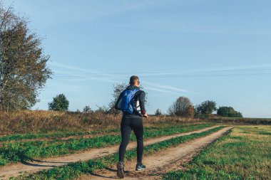 6 Ekim 2018 - Novogrudok, Beyaz Rusya, kale yolu: doğada koşan atletik genç adam