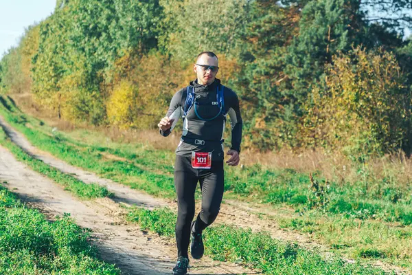 Octubre 2018 Novogrudok Bielorrusia Castle Road Joven Atlético Corriendo Naturaleza — Foto de Stock