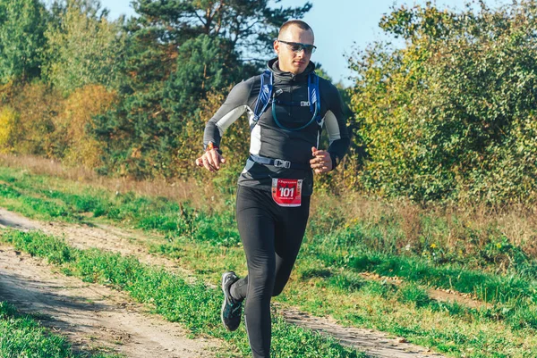 Octubre 2018 Novogrudok Bielorrusia Castle Road Joven Atlético Corriendo Naturaleza — Foto de Stock