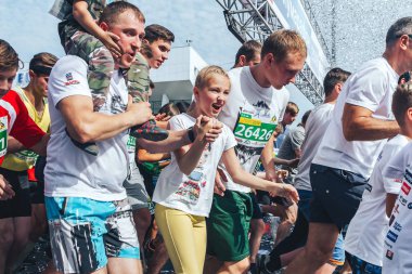 Eylül, 9, 2018 - Minsk, Beyaz Rusya: Yarım maraton Minsk 2018, yolun başında çalışan insanlar