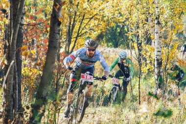 Ekim, 14, 2018 - Minsk, Beyaz Rusya: 2018 Olimpiyat çapraz ülke Kupası Xco Medvezhino, orman yolu boyunca bisiklet sürme erkekler içinde