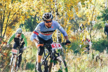 Ekim, 14, 2018 - Minsk, Beyaz Rusya: 2018 Olimpiyat çapraz ülke Kupası Xco Medvezhino, orman yolu boyunca bisiklet sürme erkekler içinde