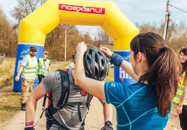 15 Nisan 2018 - Krevo, Beyaz Rusya: Beetle iz, bisikletçiler için madalya veren yarış müdürü