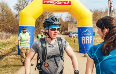 15 Nisan 2018 - Krevo, Beyaz Rusya: Böceği iz, Genç adam ayakta bitiş noktası yarış