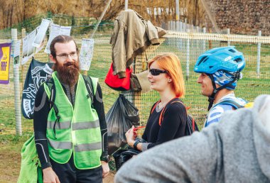15 Nisan 2018 - Krevo, Beyaz Rusya: Beetle iz, bisikletçiler yarıştan sonra sohbet grubu