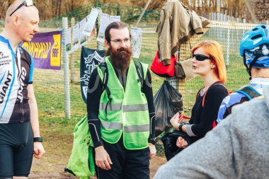 15 Nisan 2018 - Krevo, Beyaz Rusya: Beetle iz, bisikletçiler yarıştan sonra sohbet grubu