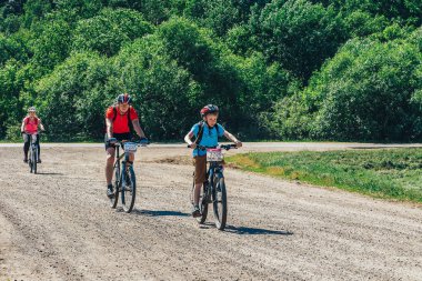 26-27 Mayıs, 2018 - Naliboki, Beyaz Rusya: All-Belarusça Amatör maraton Naliboki, sevimli çocuk kask binicilik bisiklet ile aile