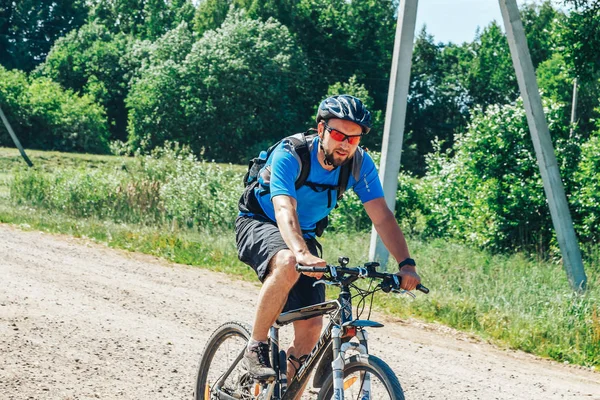 26-27 Mayıs, 2018 - Naliboki, Beyaz Rusya: All-Belarusça Amatör maraton Naliboki, kask binicilik bisiklet yetişkin erkekte