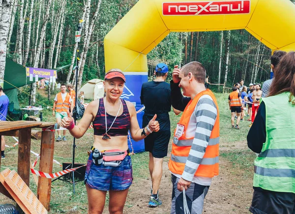 Junio 2018 Raubichi Bielorrusia Sendero Del Escarabajo Raubichi Mujer Adulta — Foto de Stock