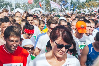 9 Eylül 2018 - Minsk, Beyaz Rusya: büyük bir grup insan üzerinde Yarı maraton yayınlanıyor