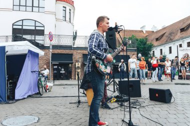 21 Temmuz 2018 - Minsk, Beyaz Rusya: adamla sokakta mikrofona gitar şarkı söyler