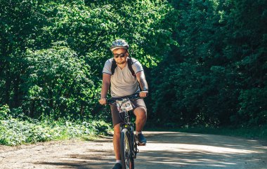 Mayıs 26-27, 2018 - Naliboki, Beyaz Rusya: All-Belarusça Amatör maraton Naliboki, adam binicilik bisiklet yarış sırasında ormandaki