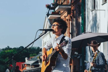 21 Temmuz 2018 - Minsk, Beyaz Rusya: adamla sokakta mikrofona gitar şarkı söyler