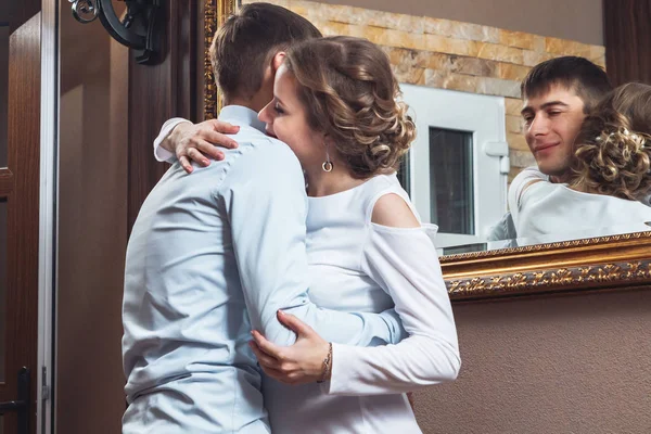 美丽的新娘和新郎的家庭肖像拥抱在镜子前 — 图库照片
