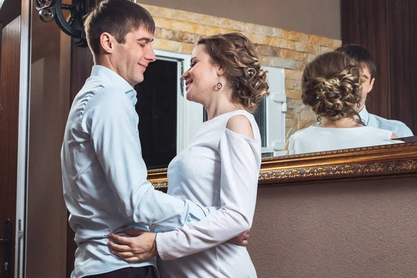 Ritratto Famiglia Bella Sposa Sposo Abbracciare Flirtare — Foto Stock