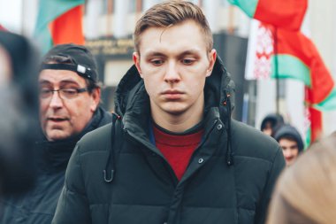 7 Kasım 2018 - Minsk, Beyaz Rusya: Yıldönümü büyük Ekim sosyalist devrim, insanlar ayakta Meydanı bayraklı '