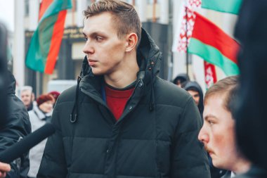 7 Kasım 2018 - Minsk, Beyaz Rusya: Yıldönümü, büyük Ekim sosyalist devrim, gruba Meydanı'nda ayakta ve röportaj veren