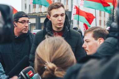 7 Kasım 2018 - Minsk, Beyaz Rusya: Yıldönümü, büyük Ekim sosyalist devrim, gruba Meydanı'nda ayakta ve röportaj veren