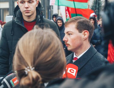 7 Kasım 2018 - Minsk, Beyaz Rusya: Yıldönümü, büyük Ekim sosyalist devrim, gruba Meydanı'nda ayakta ve röportaj veren