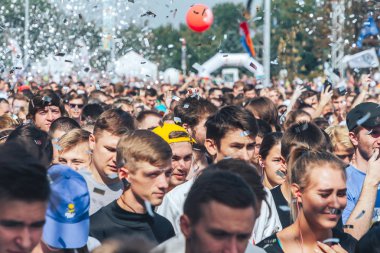 9 Eylül 2018 - Minsk, Beyaz Rusya: büyük bir grup insan üzerinde Yarı maraton yayınlanıyor