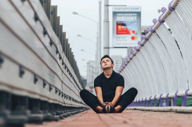 Adam yola yakın oturuyor