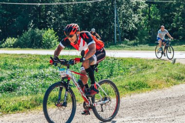 Mayıs 26-27, 2018 - Naliboki, Beyaz Rusya: All-Belarusça Amatör maraton Naliboki, yarışta yer alan sportif yetişkin adam