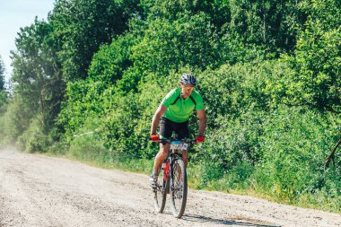 Mayıs 26-27, 2018 - Naliboki, Beyaz Rusya: All-Belarusça Amatör maraton Naliboki, yakışıklı adam binicilik bisiklet