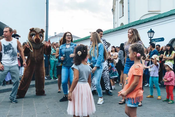 Septiembre 1, 2018 Minsk Bielorrusia Fiestas callejeras en la ciudad nocturna — Foto de Stock