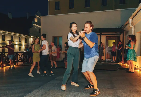 Agosto 4, 2018 Minsk Bielorrusia Fiestas callejeras en la ciudad nocturna —  Fotos de Stock