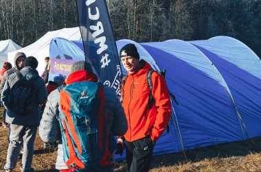 17 Kasım 2018 Logoisk Beyaz Rusya böceği-trail 8 Logoisk bir grup insan çadır bekliyoruz
