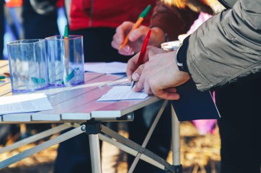 Bir tabloda bir çadır bir açıklıkta yakınındaki bir adam yazıyor