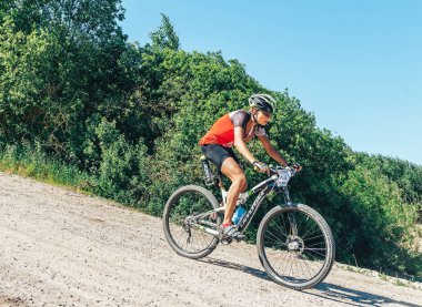 26-27 Mayıs 2018 Naliboki, Belarus Belarus amatör maratonu Naliboki Bir adam bisiklet sürüyor