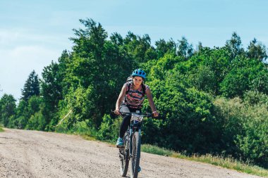26-27 Mayıs 2018 Naliboki, Belarus Belarus amatör maratonu Naliboki Bir adam bisiklet sürüyor