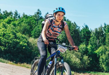 26-27 Mayıs 2018 Naliboki, Belarus Belarus amatör maratonu Naliboki Bir adam bisiklet sürüyor