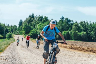 Mayıs 26-27, 2018 Naliboki, Beyaz Rusya All-Belarusça Amatör maraton Naliboki Cross-country çalışan ve bisiklet