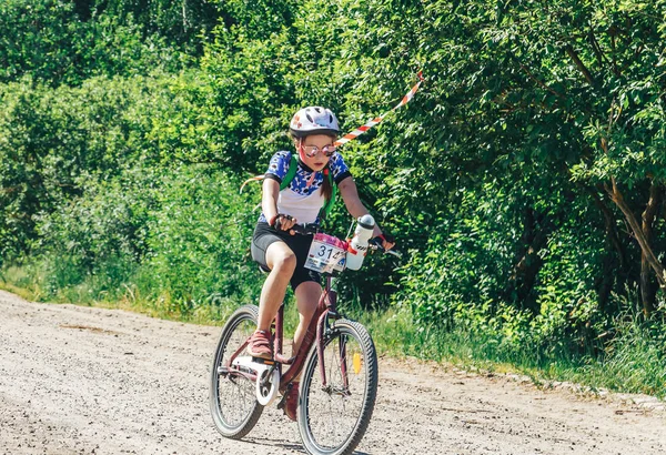 26-27 Mayıs 2018 Naliboki, Belarus Belarus amatör maratonu Naliboki Bir adam bisiklet sürüyor